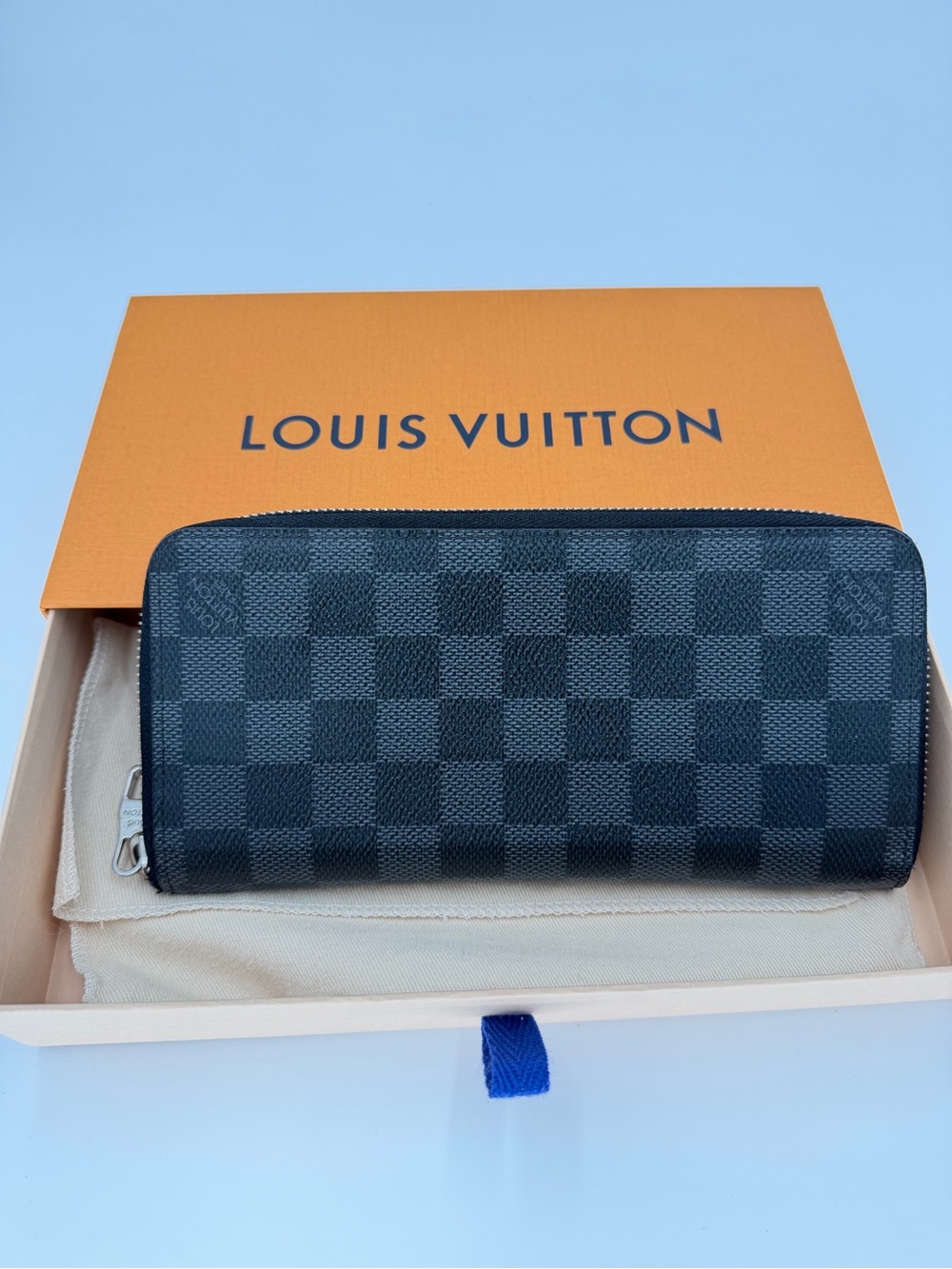AutyenticLouis Vuitton Damier Graphite Zip-Around Wallet in Excellent Condition!